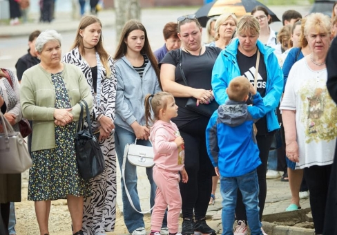 На фасаді будинку , де проживав Захисник - відкрили та освятили памʼятну дошку Олегу Самбурову.